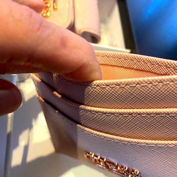 Guess Keychain Airpods Gift Set - Picture 5 of 5